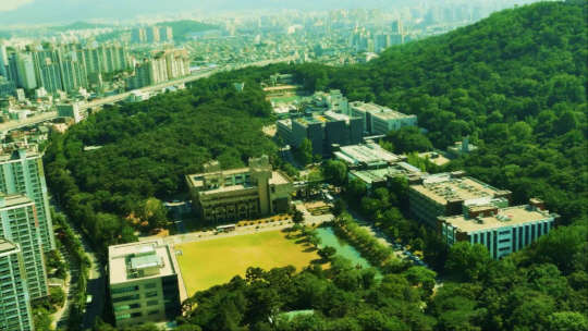 서울 홍릉에 위치한 한국과학기술연구원(KIST)의 설립 초창기(위쪽)와 현재 항공사진 모습. KIST 본원뿐만 아니라 고층아파트 등이 늘어선 서울의 변화된 모습이 대한민국 과학기술 발전과 함께 걸어온  KIST의 50년 세월을 고스란히 느끼게 해준다. 1966년 설립된 KIST는 지금까지 595조원(2012년 기준)이라는 사회·경제적 가치를 창출했고, KIST를 모태로 15개의 출연연구소가 출범하는 등 현재와 같은 국가 연구개발(R&D) 체계를 구축하는 데 결정적인 역할을 했다.  KIST 제공
